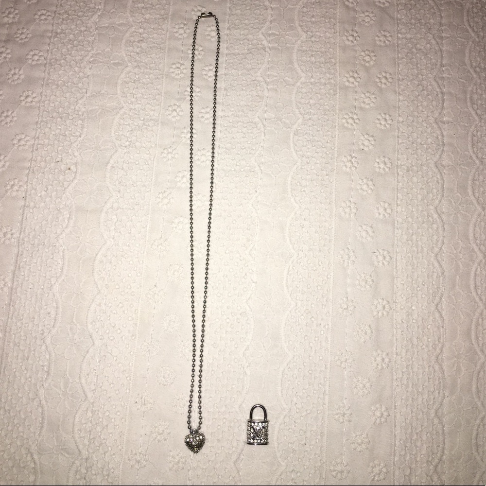 JUICY COUTURE AND LOUIS PENDANT NECKLACE